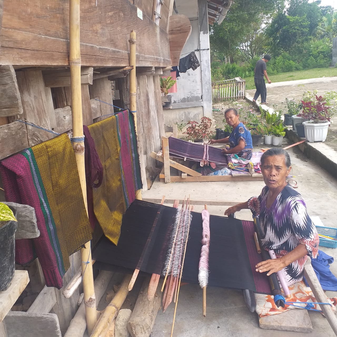 PLN UIP Sumbagut Salurkan TJSL untuk UMKM Penenun Ulos Batak di Samosir