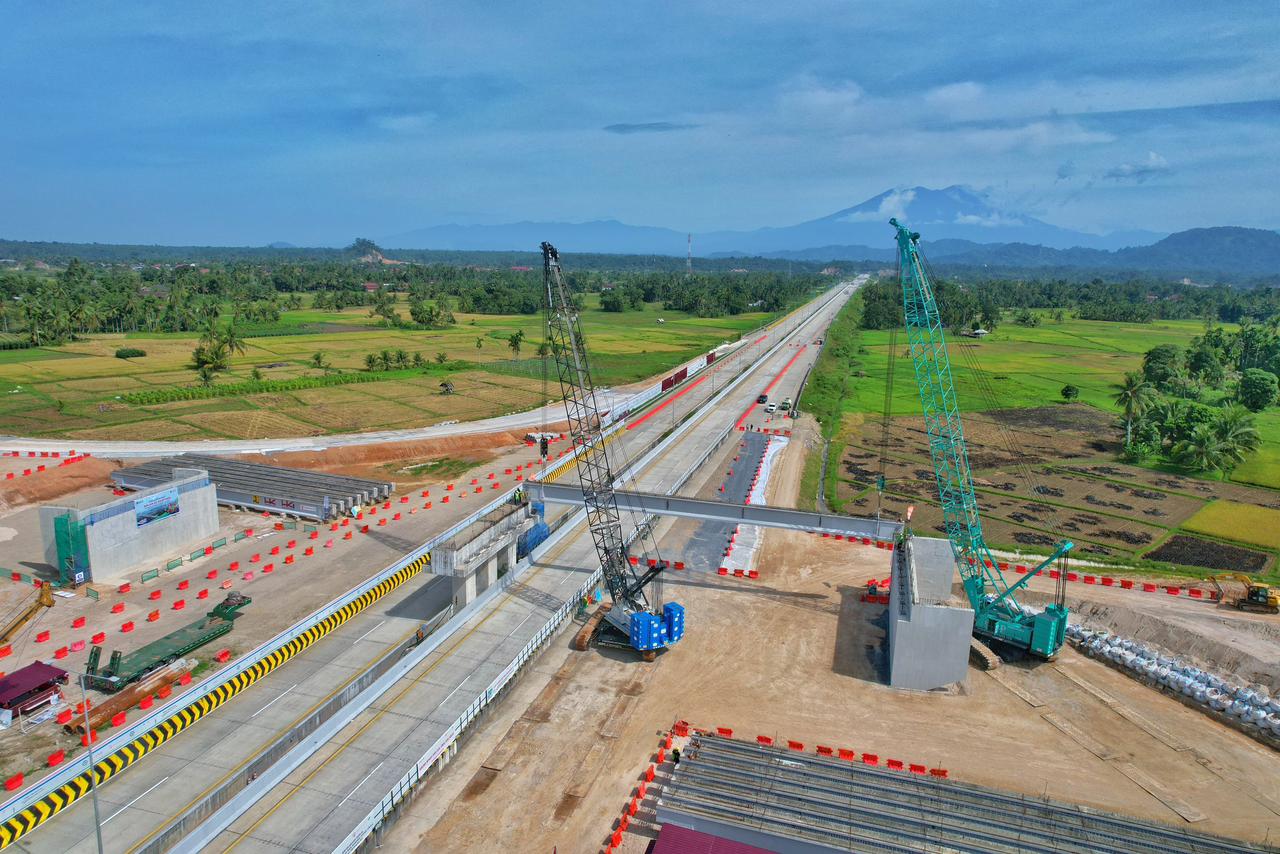 Pasang Girder Interchange Lubuk Alung, Tol Padang–Sicincin Terapkan Rekayasa Lalu Lintas di KM 18+998