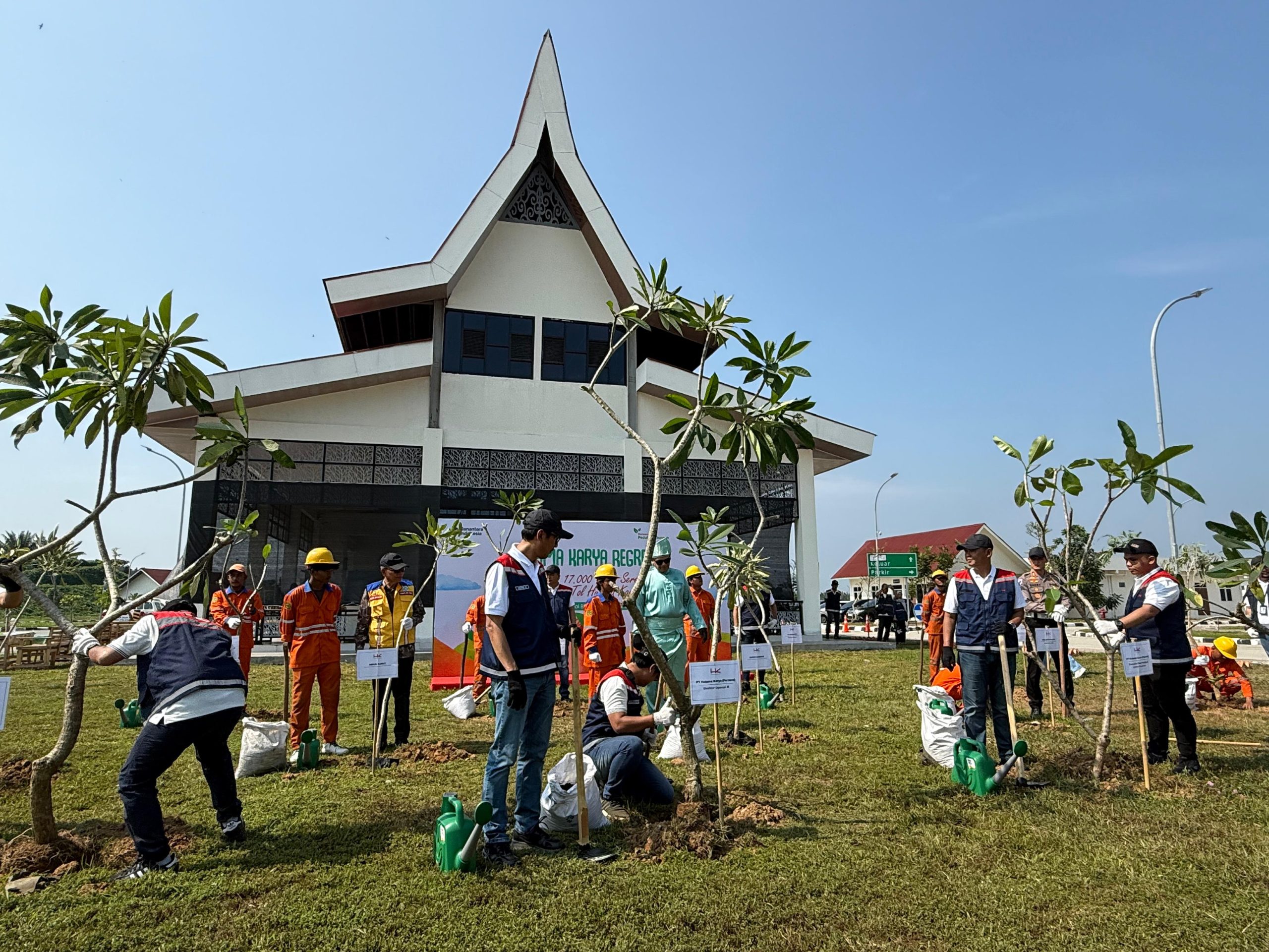 Peringati Hari Bumi 2026 dan HUT ke-65, Hutama Karya Tanam 17.000 Pohon Di Seluruh Jalan Tol Kelolaan