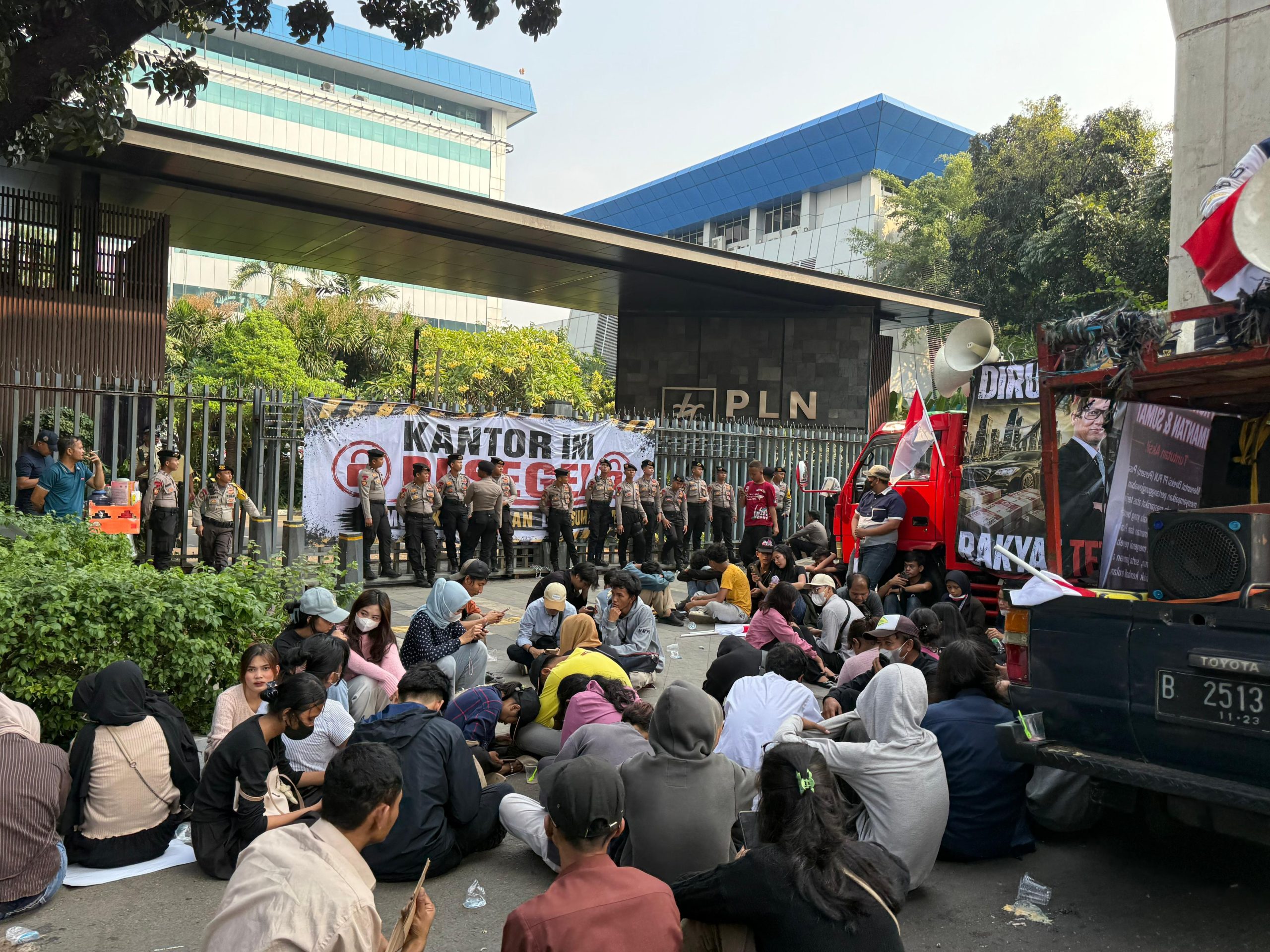 Desak Copot Direksi Akibat Pemadaman Listrik Bergilir, Front Pemuda Kalimantan & Sumatera ‘Segel’ Kantor PLN Pusat