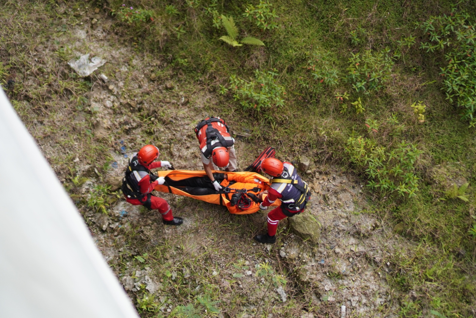 Perkuat Rasa Aman Pengguna Jalan, HKA Gelar Simulasi Vertical Rescue di Tol KUTEPAT